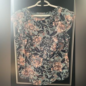 EUC worn once, loft outlet t-shirt w/tiered ruffle sleeve